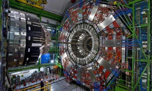 دستگاه عظیم شتاب‌دهنده ذرات در مرکز تحقیقات هسته‌ای سرن (CERN)
