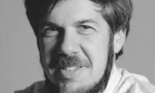 چهره‌ی یک مرد جوان سیاه و سفید