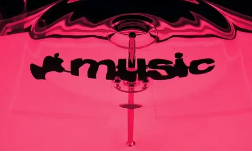 لوگوی جدید اپل موزیک (Apple Music) با رنگ صورتی در پسزمینه