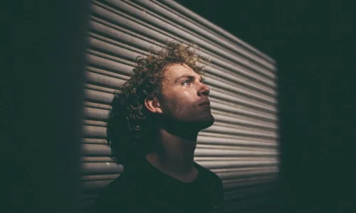 خودآگاهی چیست و برای افزایش آن چه کارهایی انجام بدهیم؟